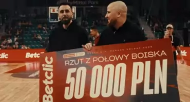 Rzut z połowy boiska wart 50 tysięcy złotych. Były koszykarz z Jaworzna wygrywa w konkursie na Arenie Sosnowiec