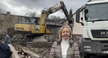 Babula znalazła sposób, bo miasto nie mogło. Gruz po pustostanie znika w Szczakowej 