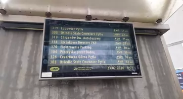 Naprawiona po zniszczeniu. Tablica z informacją pasażerską znów na przystanku Jaworzno-Rynek