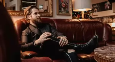 Adam Kalinowski zaśpiewa przeboje zespołu The Beatles w Jazz Club Muzeum w Jaworznie