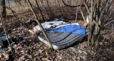 Śmieci przy velostradzie i pęknięcia w asfalcie