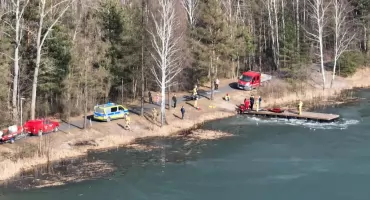 Strażacy ratowali wędkarza pod którym zapadł się lód