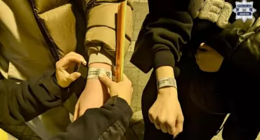 W ciemnym ubraniu jesteśmy słabo widoczni. Odblask może nas ochronić