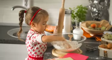 Poznaj 3 powody, dla których warto podarować dziecku pomocnik kuchenny