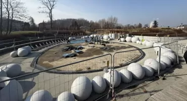 Wznowiono remont Wodnego Placu Zabaw w Jaworznie. Trwa wymiana zniszczonej nawierzchni