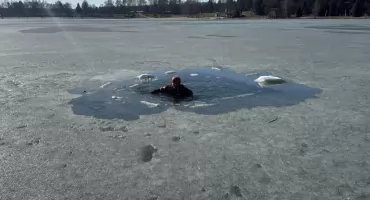 Szkolenie służb nad Sosiną. Ćwiczą akcje ratunkowe na kruchym lodzie