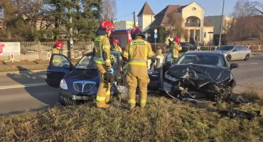 Dwa auta rozbite na skrzyżowaniu. Kolizja na skrzyżowaniu ul. Piekarskiej i Działkowej 