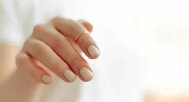 Lakiery hybrydowe - czym są i jak wybrać najlepsze?