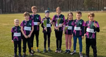 Zawodnicy SPL Jaworzno na podium biegu Nawoja 2026