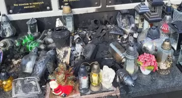 Pożar kolumbarium na cmentarzu w Wilkoszynie. MZNK przypomina o zakazach