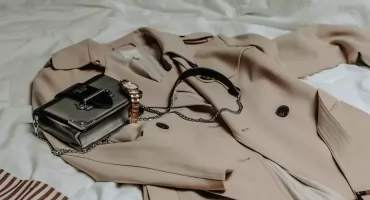 Szafa kapsułowa dla zabieganych: Koniec z porannym dramatem przed lustrem