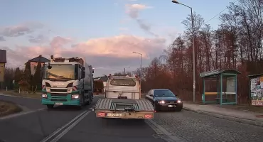 Brawurowy manewr w Jaworznie. Kierowca Audi skrócił sobie drogę przez zatokę autobusową [wideo]