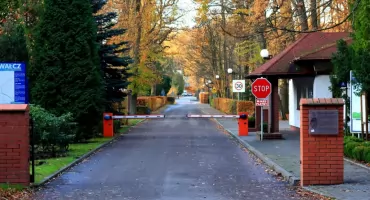 Instalacja szlabanów a bezpieczeństwo parkingów - czy to skuteczne rozwiązanie?