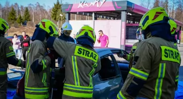 Akcja ratunkowa Straży Pożarniej. Zobacz jak wygląda krok po kroku wyciągnięcie poszkodowanego, który utknął w samochodzie