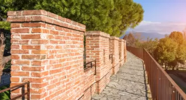 Płot z cegły rozbiórkowej – trwałość, charakter i ponadczasowy wygląd