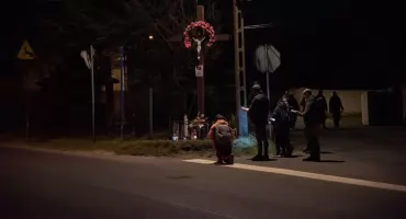 Jaworzno Byczyna: W ciszy, w ciemności, po ulicach i polnymi drogami przeszli uczestnicy VI Byczyńskiej Drogi Krzyżowej