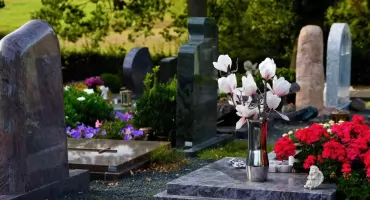 Jak wybrać nowoczesny nagrobek — poradnik