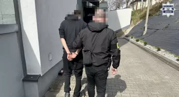 Ukrył się na dachu hotelu w Jaworznie. Zatrzymali włamywacza na gorącym uczynku