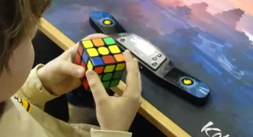 Czy ktoś pobije zeszłoroczny rekord układania kostki Rubika na czas w Jaworznie?