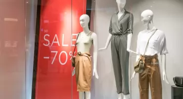 Oklejanie witryn sklepowych jako sposób na Twoją reklamę