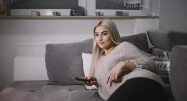 Elastyczna telewizja bez długich umów. Co warto wiedzieć o nowoczesnym streamingu kanałów TV?