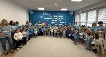 Przedszkolaki z Jaworzna ze wsparciem dla osób w spektrum w Światowy Dzień Świadomości Autyzmu 