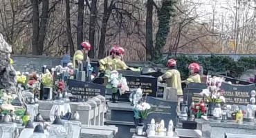 Kobieta wpadła do grobu. Uratowali ją strażacy 