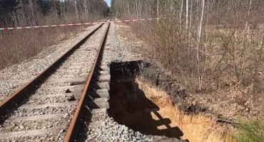 Kolejne zapadlisko w Trzebini. Pięciometrowa dziura przy torach kolejowych