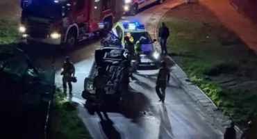 Seat dachował na ulicy Towarowej w Jaworznie. Policja ukarała mandatem 53-letniego mężczyznę 