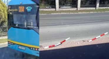Autobus PKM Jaworzno staranował barierkę na chodniku