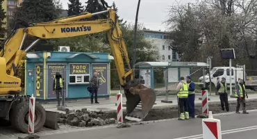 W Jaworznie znów zrywają kostkę. Remont przystanku od.Nowa