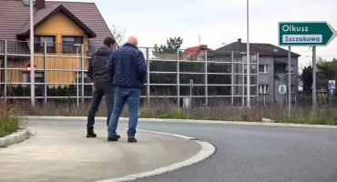 Wizyta wykonawcy na rondzie w Niedzieliskach. W tym tygodniu ruszy jego remont