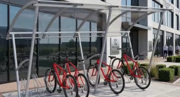 Rowerowy chaos pod blokiem lub firmą? Jak mądrze zaplanować przestrzeń dla rowerzystów