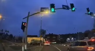 O mały włos od tragedii. Czy kierowca jaworznickiej śmieciarki wjechał na czerwonym świetle na skrzyżowanie?