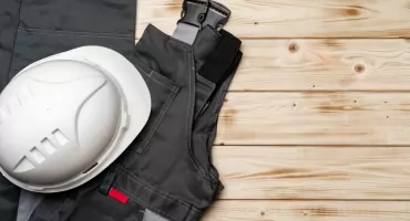 Odzież robocza z logo – jak dobrać gramaturę, skład i splot do konkretnej pracy?