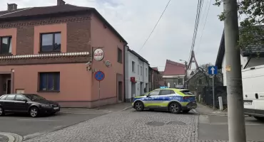Ulica św. Barbary w Jaworznie zablokowana. Auto stoczyło się na jezdnię [AKTUALIZACJA]