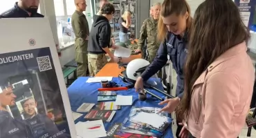 Policjanci na dniu otwartym jaworznickiej szkoły