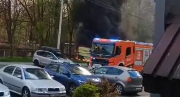 Spłonęła wiata śmietnikowa w Jaworznie. Uszkodzeniu uległ również zaparkowany obok samochód