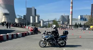 Testy jazdy sprawnościowej samochodem i na motocyklu.Trwa policyjny konkurs w Jaworznie