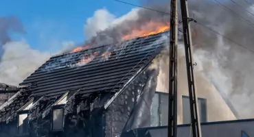 Całkowicie spłonął nowy dom w Jaworznie. Z ogniem walczyło 28 strażaków