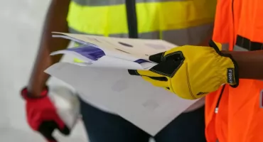 Jak dobrać odzież ochronną: rodzaje, normy i praktyczne porady