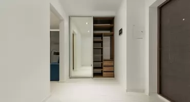 Szafa przesuwna czy uchylna – jak wybrać model, który będzie służyć przez lata?