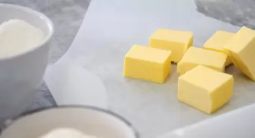 Masło za 0,88 zł w Biedronce. Jak skorzystać z weekendowej oferty