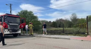 Pożar trawy na Pszczelniku. Sąsiedzi ruszyli z pomocą jeszcze przed przyjazdem strażaków