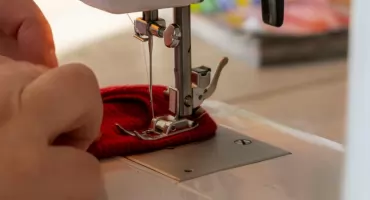 Koszule z haftem logo – elegancki sposób na wyróżnienie marki