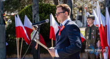 Prezydent pod palmami i młoda krew na froncie