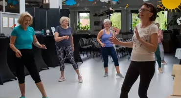 Zumba dla seniorek w Jaworznie. Taneczne rozpoczęcie tygodnia