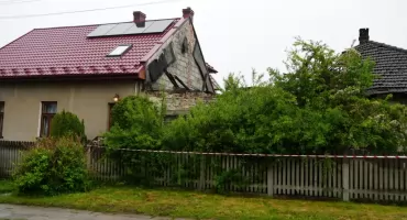 Zawalił się dach domu przy ul. Towarowej. W środku było starsze małżeństwo