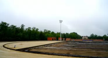 Budowa stadionu lekkoatletycznego w Jaworznie. Widać już zarys przyszłego obiektu
