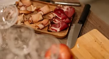 Jelita naturalne czy osłonki sztuczne — co wybrać do domowych wędlin
